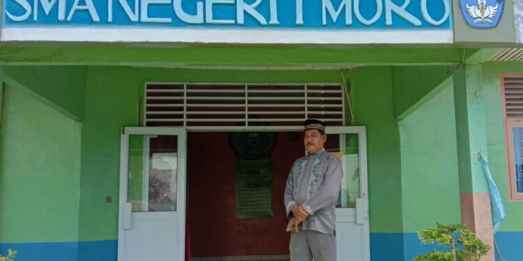 Kepsek SMAN 01 Moro Apresiasi siswanya yang berhasil masuk Perguruan tinggi Negeri UMRAH Tanjung Pinang