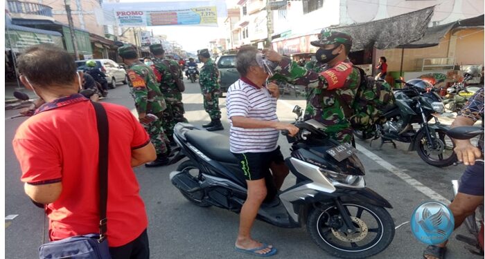 Guna Cegah Penyebaran Virus Covid-19, TNI Bagi Masker Gratis