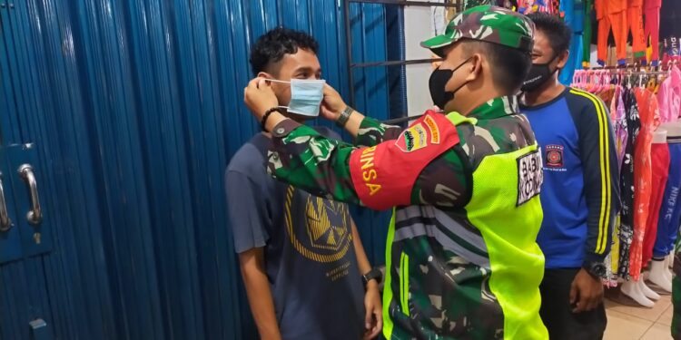 Disiplinkan Protokol Kesehatan Babinsa Pantau Pasar Tradisional