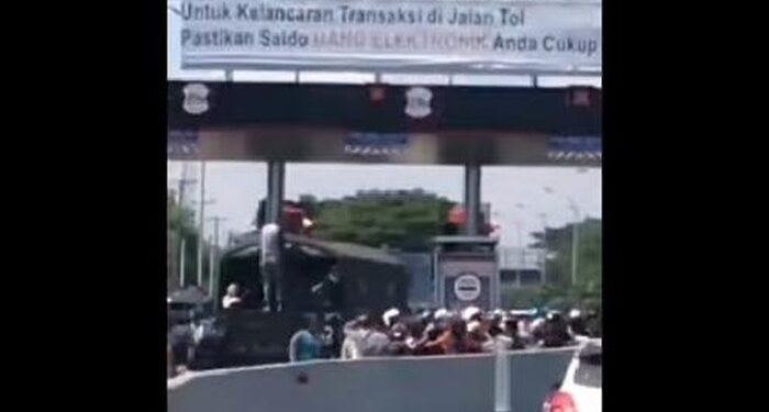 Iring-iringan Motor Pengantar Jenazah di Makassar Terobos Tol-Rusak Fasiltas