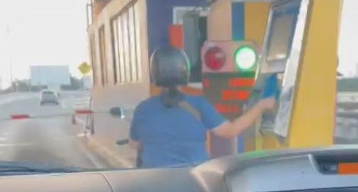 Polisi Amankan Pemotor Emak-emak Viral Ngetap Kartu Masuk Tol Angke 1