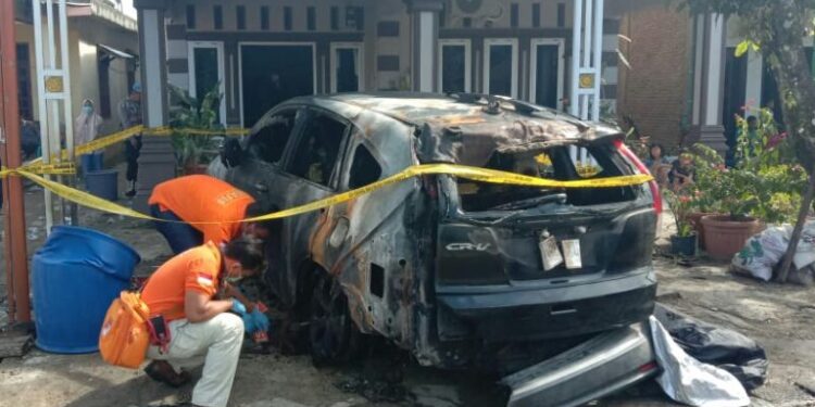 Mobil Anggota DPRD Tapteng di Bakar Orang Tak Dikenal