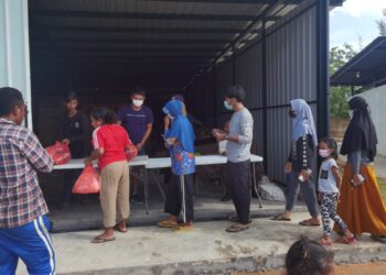 Berbagi Kebahagiaan Menyambut Lebaran, Pengelola Pantai Glory Melur Membagikan Ratusan Paket Sembako Kepada Warga Sijantung