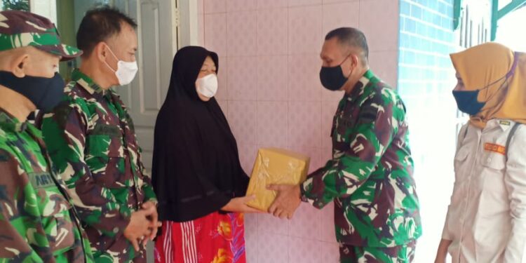 Keberkahan di Bulan Ramadhan dan Senyum Bahagia Veteran mendapat kunjungan Serta Bingkisan dari Kababinminvrtcaddam 1/BB