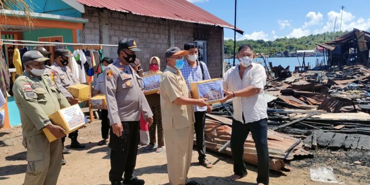 Polres Karimun Beserta Polsek Moro Santuni Korban Kebakaran Rumah di Desa Jang