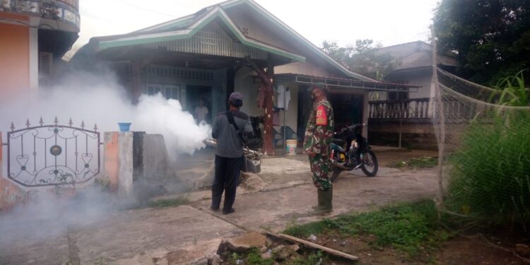 Atasi Penyebaran dan Berkembang Biaknya Nyamuk Aedes Aegypti, Dinas UPT Puskesmas Moro lakukan Fogging di wilayah Kecamatan Moro