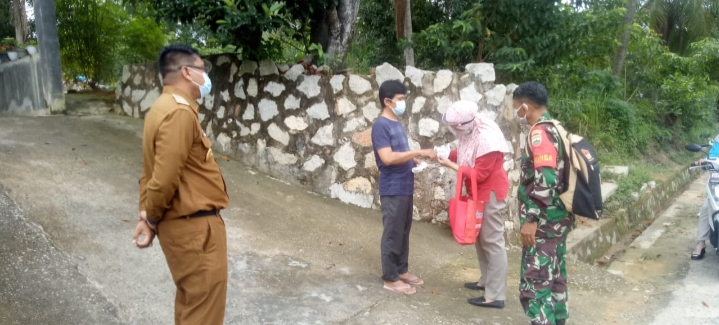Babinsa Sungai Pasir dan Kel, Meral Kota Koramil 01/Balai, Melakukan Kegiatan monitoring Contact Tracking Pasien Covid-19