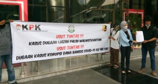 LSM RCW ke Gedung KPK Menyerahkan Pengaduan Dugaan Dana Bansos Covid 19 di Kota Batam Senilai 102 Miliar.
