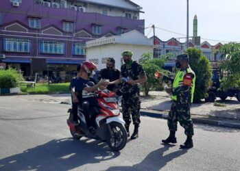 TNI Bersama Ormas PPM Bagikan Masker di Pasar Maimun