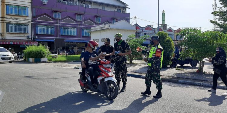 TNI Bersama Ormas PPM Bagikan Masker di Pasar Maimun