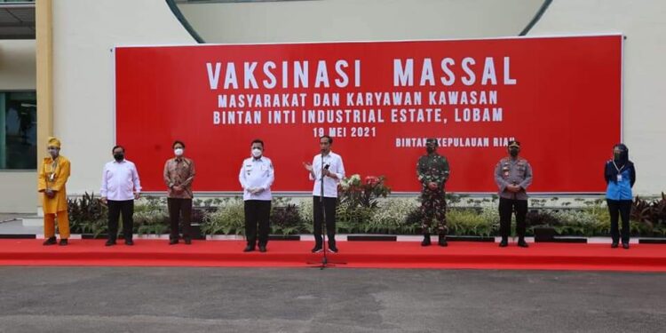 Presiden Jokowi Tinjau Pelaksanaan Vaksinasi Gotong Royong