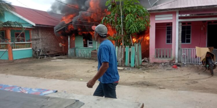 BREAKING NEWS ! Dua Rumah di Desa Jang Moro Terbakar