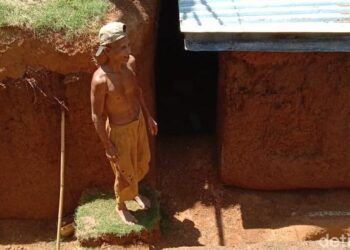 Cerita Pilu di Balik Kakek Zainuddin 2 Tahun Bangun Rumah Bawah Tanah