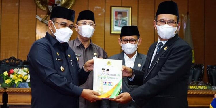 Bupati Karimun Serahkan LKPJ Melalui Rapat Paripurna