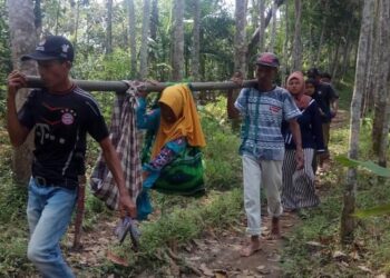 Sedih! Ibu Hamil Ditandu Lewati Hutan Pandeglang Berujung Bayi Kembar Meninggal