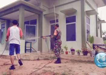 Cegah Penyebaran Virus Corona, Babinsa Bersama Kelompok Masyarakat Lakukan Penyemprotan Disinfektan di Lokasi Isolasi Mandiri