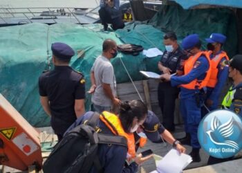 Cegah Kegiatan Ilegal, Satpolairud Polres Karimun Bersama Maritim Lakukan Patroli