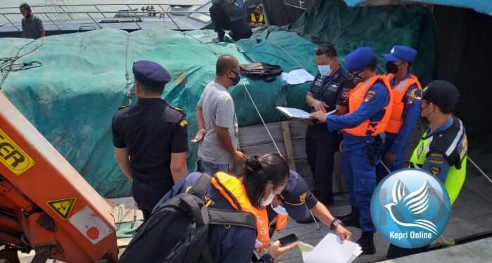 Cegah Kegiatan Ilegal, Satpolairud Polres Karimun Bersama Maritim Lakukan Patroli