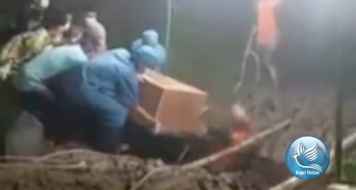 Viral Video Petugas Pemakaman Terjatuh ke Dalam Liang Kubur