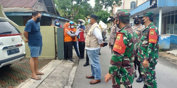 Babinsa Koramil 01 Balai Dim 0317/TBK Dampingi Warga yang Terkonfirmasi Covid 19 Guna Diisolasi