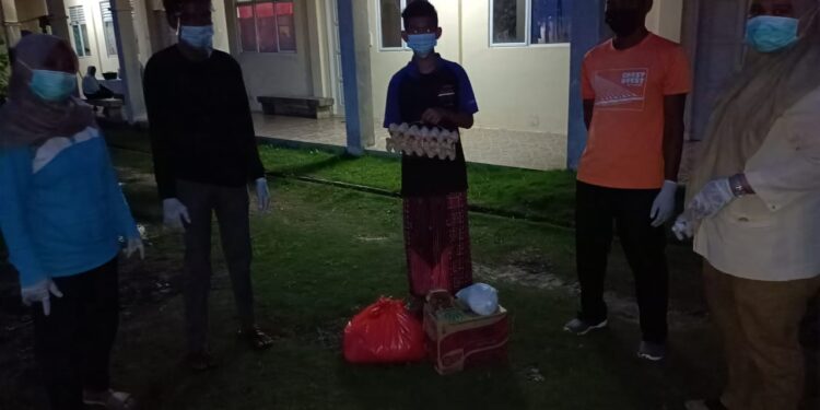 Desa Niur Permai lakukan Penyemprotan Disfectan Serta Bagikan Sembako Kepada Warga yang Isolasi Mandiri