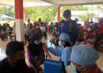 Kasatpol Airud Karimun: Percepat Vaksinasi Covid-19, 350 Orang Masyarakat Karimun di Vaksin