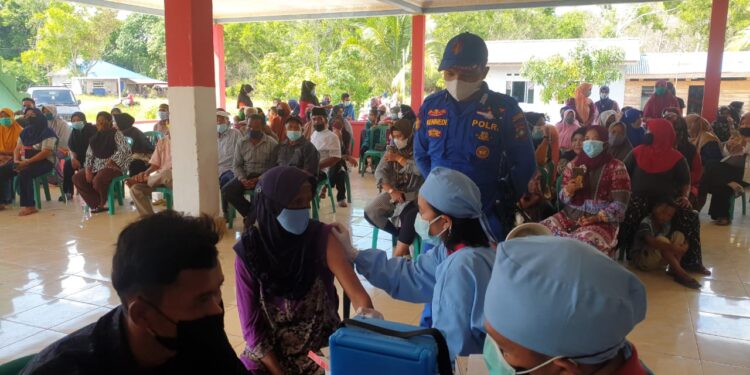 Kasatpol Airud Karimun: Percepat Vaksinasi Covid-19, 350 Orang Masyarakat Karimun di Vaksin