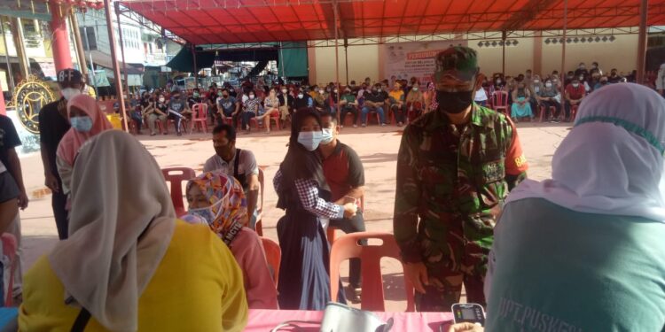 Guna Mensukseskan vaksinasi Covid-19, Babinsa Kelurahan Sungai Pasir dan Meral Kota, Ikut Serta Membantu Warga yang Hendak di Vaksin
