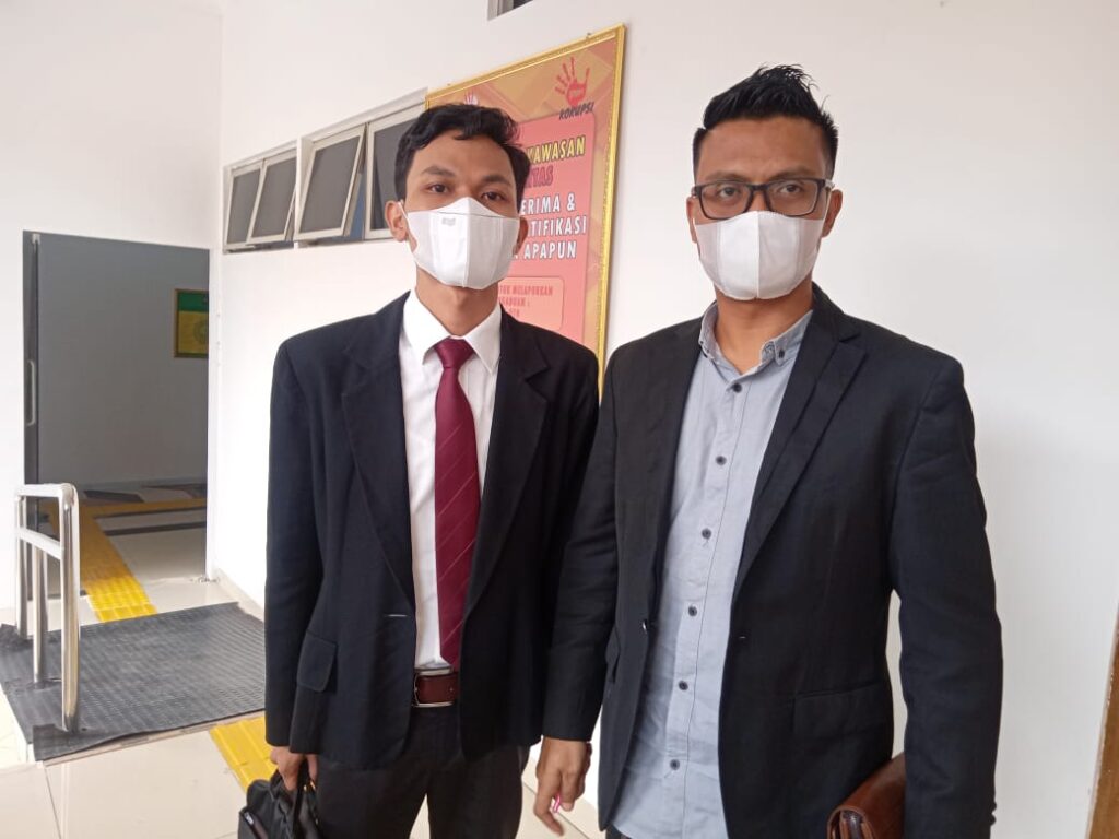 kuasa hukum kedua tersangka Triwasanki SH dan Hasan Al-Banna SH dari kantor Advokat Nasib Siahaan dan rekan