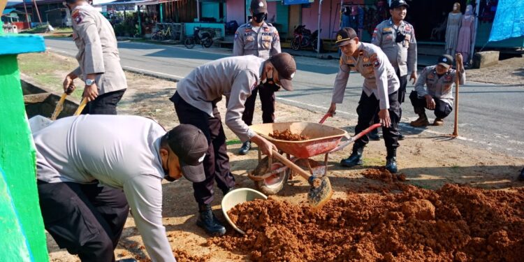Jelang HUT Bhayangkara Ke-75, Polsek Daik Lingga Gelar Bhakti Sosial Gotong Royong bersama Masyarakat
