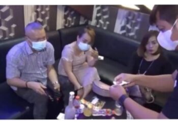 Apes, Lagi Asik Dugem Sambil Nelan Pil Ekstasi Sekda Nias Utara Ditangkap Saat Rajia dengan Wanita-Wanita Cantik