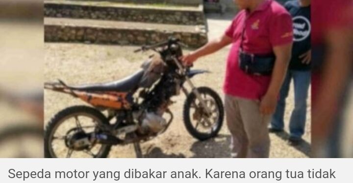Ngamuk Tak Diberi Uang, Anak Ini Bakar Motor Ayahnya dan Mau Parangi Ibunya