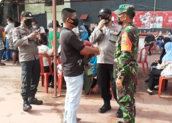 Anggota TNI AD Babinsa Sertu Sutaswan Lagi-lagi Pantau Kegiatan Vaksinasi di Kecamatan Meral, Karimun