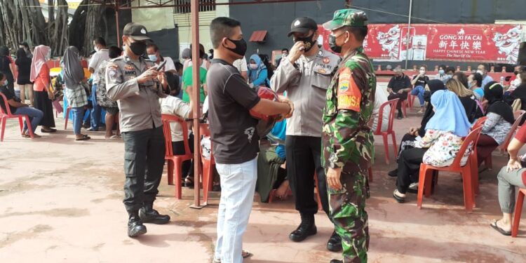 Anggota TNI AD Babinsa Sertu Sutaswan Lagi-lagi Pantau Kegiatan Vaksinasi di Kecamatan Meral, Karimun