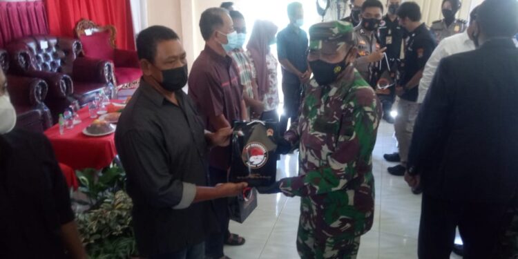 TNI Dukung Pemberantasan Narkoba Melalui Program Kampung Tangguh Bersih Narkoba Polres Karimun