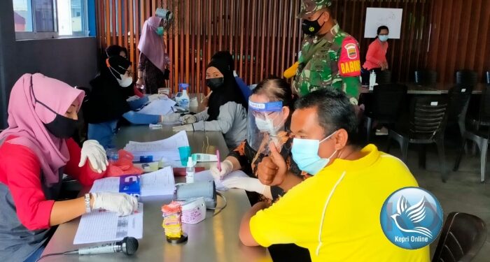 Babinsa Koramil 01/Balai Dampingi Pelaksanaan Vaksinasi Massal