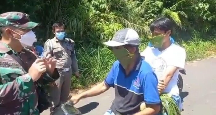 2 Warga Bengkulu Terpaksa Pakai Daun Jadi Masker Karena Panik Lihat Ada Pos PPKM