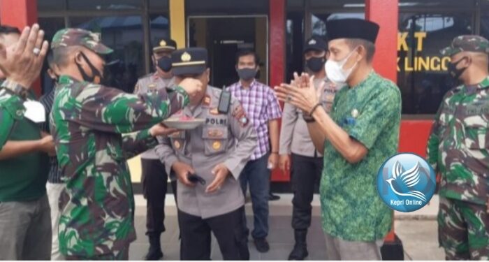 Di HUT Bhayangkara ke-75, Kesbangpol dan Koramil Daik Lingga Beri Kejutan
