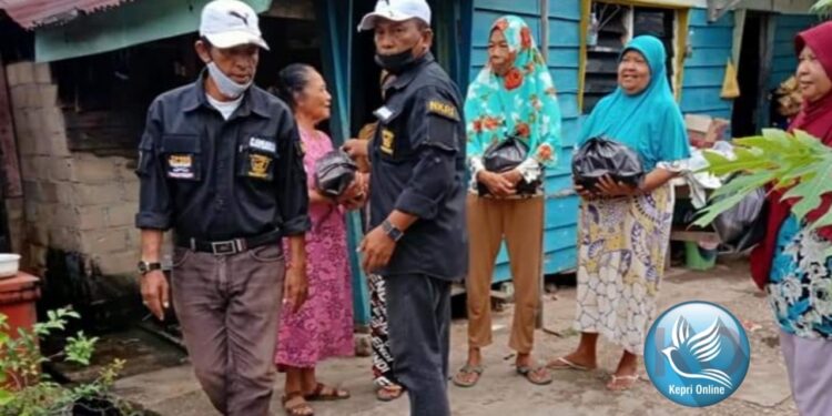 Ormas Gamawa Karimun Bersama PAC Gamawa Moro Bagi-bagi Paket Sembako