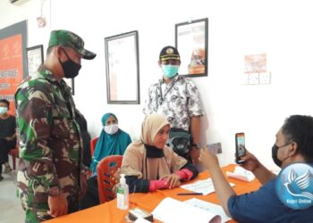 Babinsa 01 Tanjung Balai Karimun Kawal Penyaluran BST