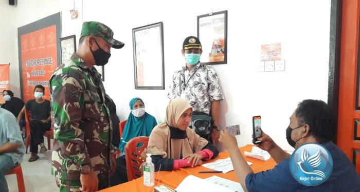 Babinsa 01 Tanjung Balai Karimun Kawal Penyaluran BST