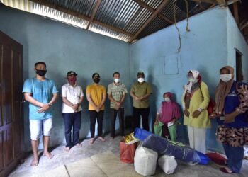 Bupati Karimun Kunjungi dan Berikan Bantuan Kepada Warga Yang Tertimpa Musibah