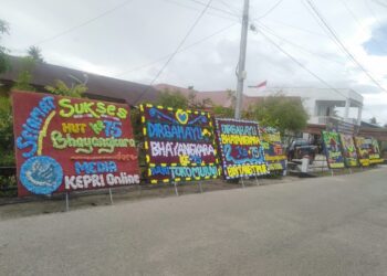 Mapolsek Moro Dipenuhi Ucapan Papan Bunga “Selamat HUT Bhayangkara Ke-75 Tahun” Oleh Masyarakat Moro