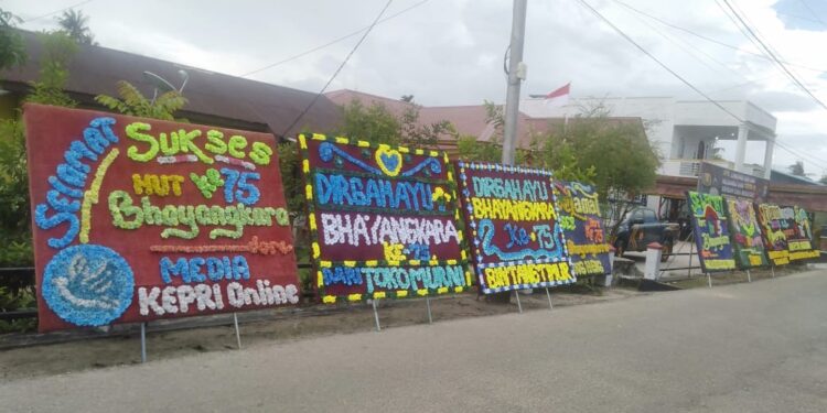 Mapolsek Moro Dipenuhi Ucapan Papan Bunga “Selamat HUT Bhayangkara Ke-75 Tahun” Oleh Masyarakat Moro
