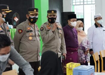 Bupati Lingga Dampingi Kabid Humas Polda Kepri Tinjau Vaksinasi Anak Usia 12-17 Tahun di Lingga