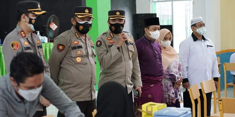 Bupati Lingga Dampingi Kabid Humas Polda Kepri Tinjau Vaksinasi Anak Usia 12-17 Tahun di Lingga