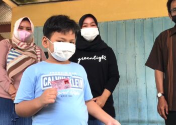 Pertama Disduk Capil Lingga, Rekam KIA di Wisata Batu Berdaun
