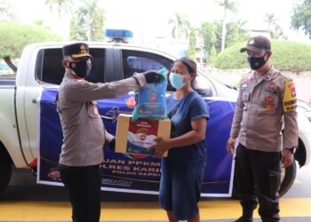 Kapolres Karimun Berikan Bantuan Paket Sembako Di Masa Pemberlakuan PPKM Mikro
