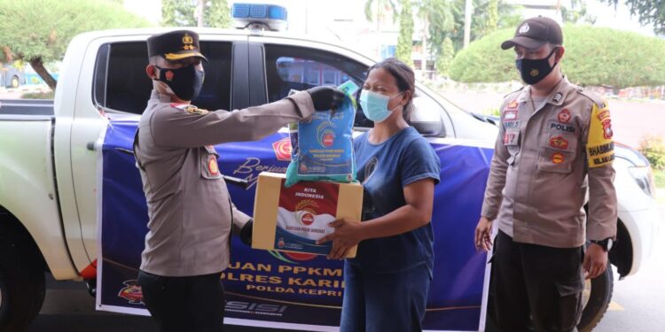 Kapolres Karimun Berikan Bantuan Paket Sembako Di Masa Pemberlakuan PPKM Mikro