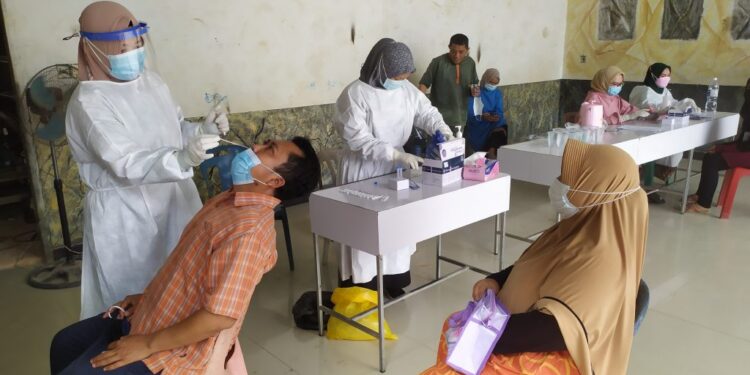 Tim Gustu C-19 Nongsa Gelar Rapid Antigen Massal di Perumahan Purna Yudha Indah Kabil, Satu Orang Terkonfirmasi Positif